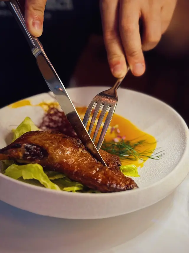 食落似油封鴨 外皮香脆 鎖住肉汁🦆
切開油脂豐富 肉質鮮嫩 帶有微微薑味
配上杏脯醬 香口得黎帶點清甜解膩
