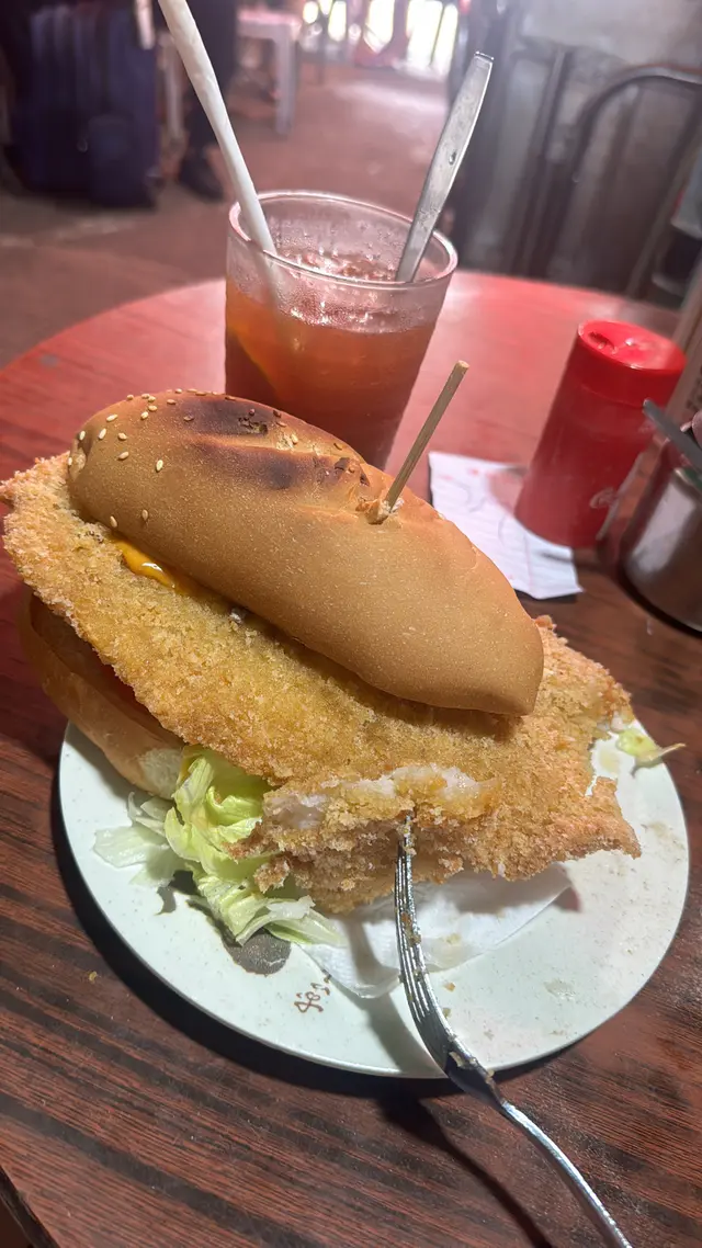 今日經過柴灣。￼突然想起好耐冇去過茶記食巨型魚柳包。魚柳好大塊，檸檬茶也不錯。￼就是奇怪嘅服務態度令人百思不得其解。￼話說魚柳包嚟咗之後我問個店員攞茄汁，稍後另一位短頭髮戴眼鏡個女店員走來回覆我話@我哋冇茄汁！￼😳￼印象中記得我每次嚟都問佢攞茄汁。不過人哋話冇就冇。奇怪嘅就係出去買單嘅時候發覺桌面正正就擺咗一支茄汁。其實真係唔明佢唔想行還是覺得唔應該比茄汁個魚柳包。我記得我食緊嘢嘅時候店員同一啲熟客傾談關於點解而家香港人個個都去晒大陸消費。￼你哋呢位同事嘅表現就已經解釋