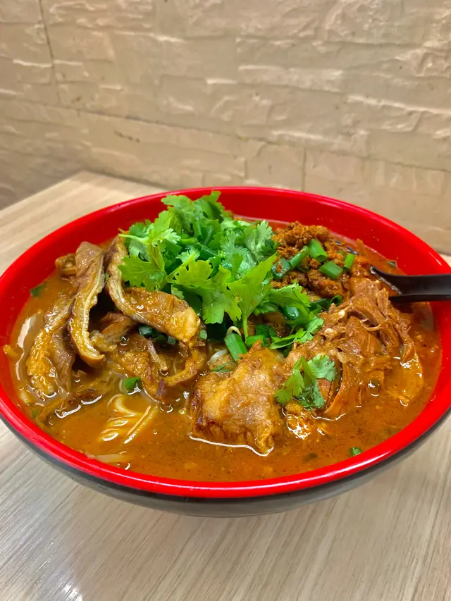 麻辣小小辣炸醬豬軟骨豬大腸小鍋米線