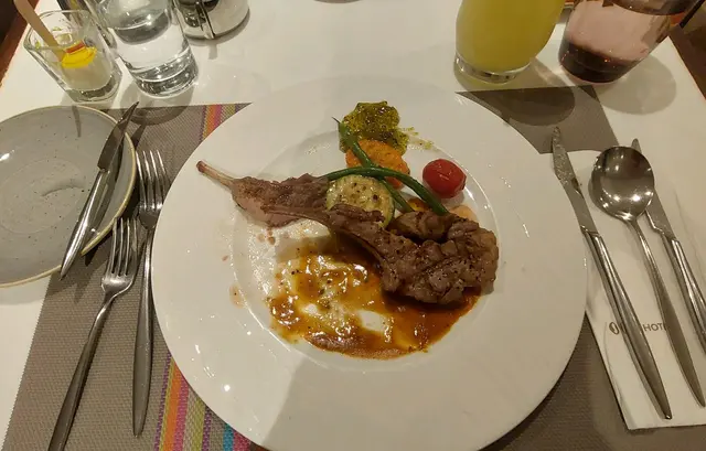 燒羊架配迷迭香汁