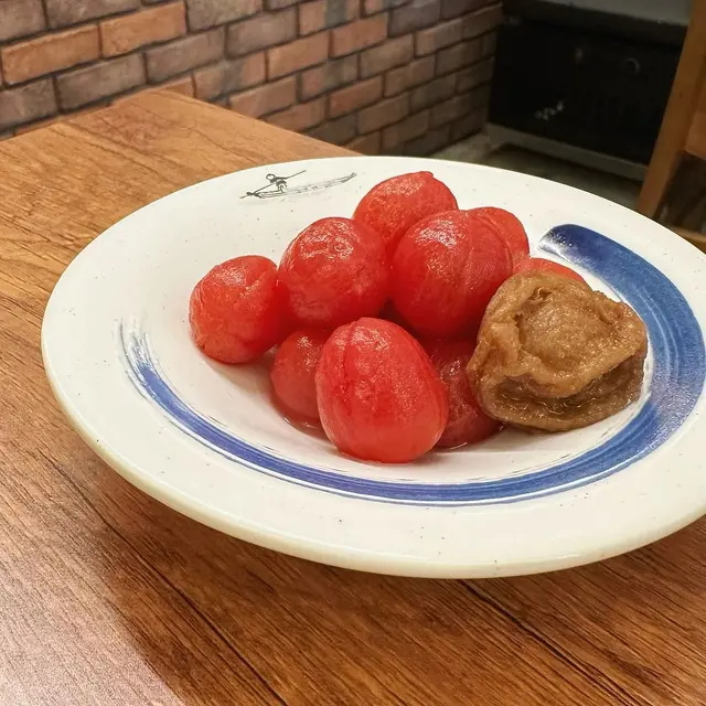 蕃茄仔剝晒皮再撈埋梅子汁,甜酸開胃!