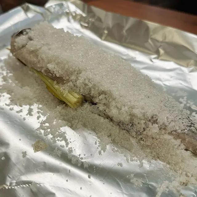 店員會幫手開魚拆骨,揭開魚皮封住嘅魚油,每啖魚肉都好鮮味 👍🏻