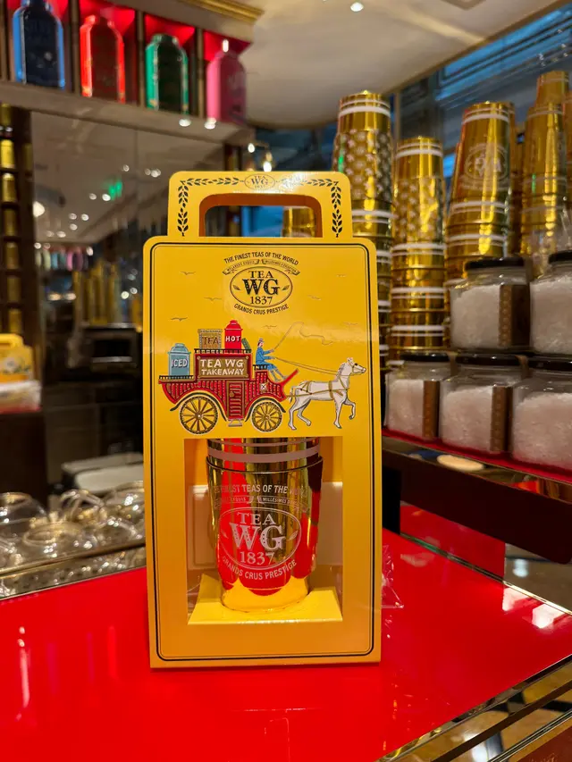 取到我們大大杯的「茶」時
還附了個金色的手提紙套和糖棒(可加入茶𥚃喝~
只能說超級性價比🫶✨