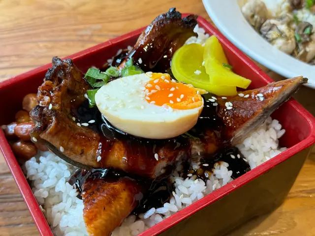 份量真的不能說笑 是兩條厚燒鰻魚 蓋滿在飯上
而且那一定的厚度 不是在說笑 吃起來還滿到他富的微Q彈