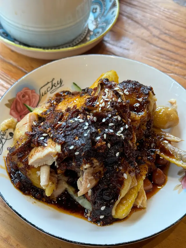 麻麻辣辣!! 但又會想繼續吃下去的那種
雞肉小滑嫩~ 真想多點個白飯配這份(差點把底的青瓜和花生都吃光🫄