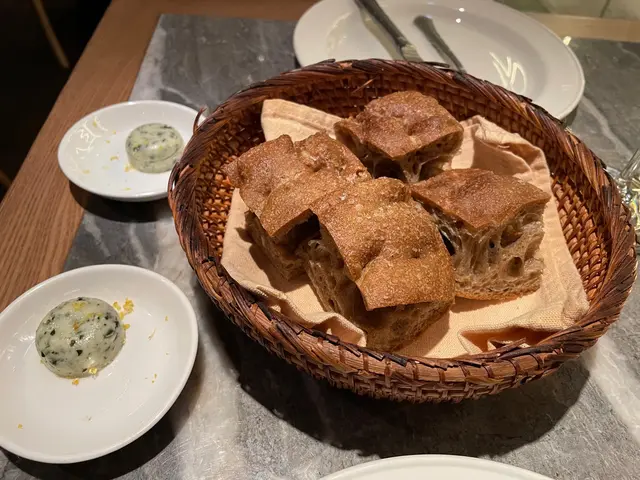 付送嘅麪包夾埋特製牛油已經充滿驚喜