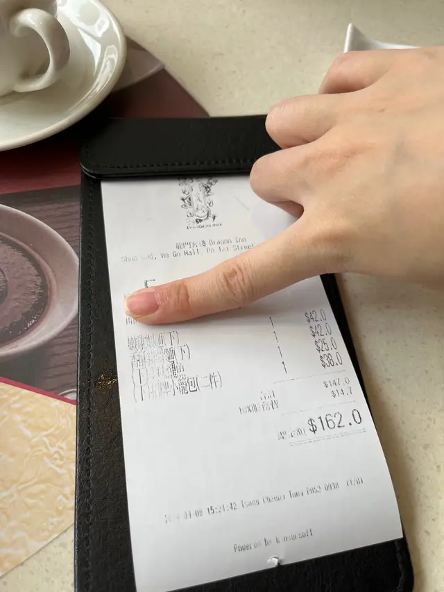 先講香酥排骨面 湯完全冇味 湯清過水 似係豉油溝水 排骨竟然可以有苦味 極咸 得細細塊塊肉冇骨   咁簡單嘅餸可以煮得難食 真係奇蹟。美味燻魚即係咕嚕魚 皮厚 魚細😓 小籠包有油溢味。 得個嫩雞面係擺得入口 但係都冇特別就係上海幼面。其實唔想做生意可以執左佢。未試過有一間比自己煮更難食