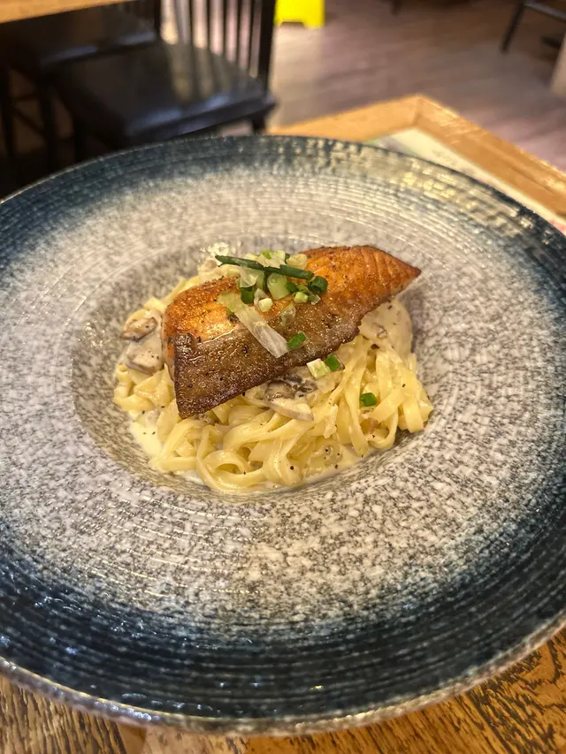 香煎鮭魚配味噌忌廉鮮製意粉