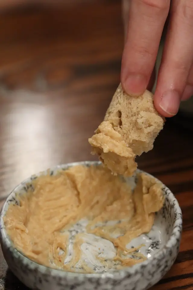 Crazyyyyy 超愛這個醬油Sourdough🍞包體外脆內軟,配上辣根牛油💯 不捨得食這個會 Bounce 的麵包,好欣賞麵包氣孔🫧