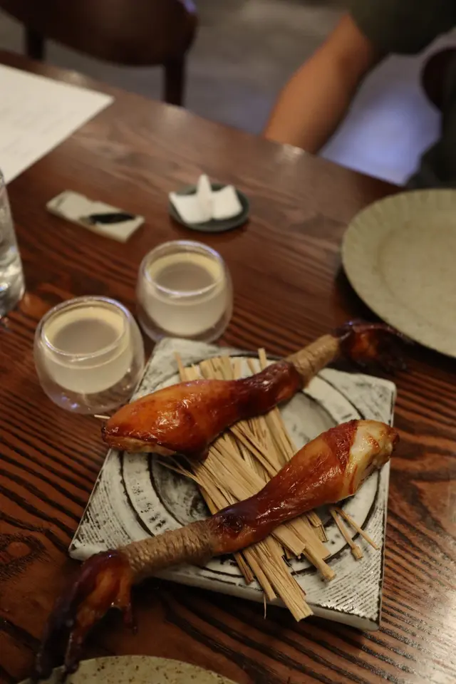 主菜開始調味會進入濃烈的節奏🎶
皮脆肉嫩 · 本地三黃雞髀
只有Dinner Menu 才有的招牌菜!
Day 1 麥芽糖醃製 · Day 2風乾 · Day 3烤焗
上碟前再滴上新鮮檸檬汁🍋🍯
一旁再配細杯檸檬梳打解膩🤩
