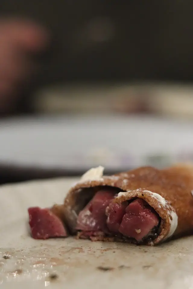 用盡乳鴿每個部位的一道菜🕊️
Crepe 包著Dry-aged 5天的乳鴿肉配醃製藍莓果醬🫐 
熟度 Medium 加上熟成後鎖緊的肉味💯
凍了之後濃縮乳鴿汁變成了凝膠🫣 要趁熱食!
旁邊還有生菜包乳鴿脾&金華火腿