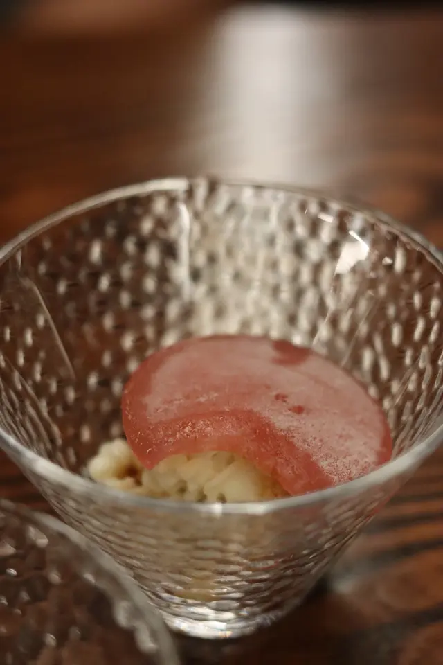 參考懷舊雪條舔舔脷~ (利申無食過🤣)
士多啤梨啫喱配中間自家製燕麥奶雪糕和糖漿😍 底部是洛神花脆脆,酸酸甜甜~