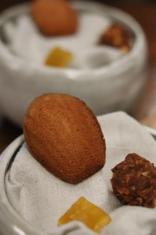 餐後甜點新鮮出爐!
Sake酒糟製作的無酒精madeleine • 本地粟米麻糬• Almond smokey chocolate truffle · Zucchini 軟糖 
不喜歡Sake 但這是我食過最好食的madeleine🤍 真·外脆內軟