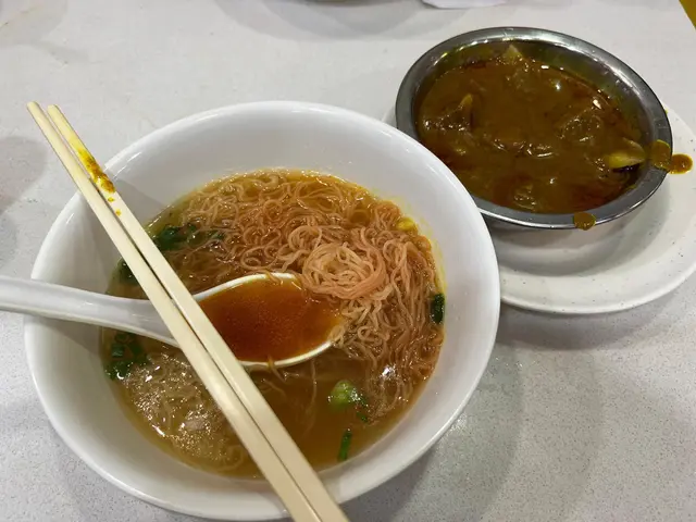 呢間應該係全港最細碗的牛腩麵，𠄘惠60蚊！麵只需三啖可以食完！牛腩OK，但實在太細碗啦、根本食唔飽！