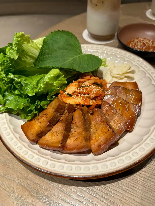 燒醬油黑毛豬白切肉配大醬生菜