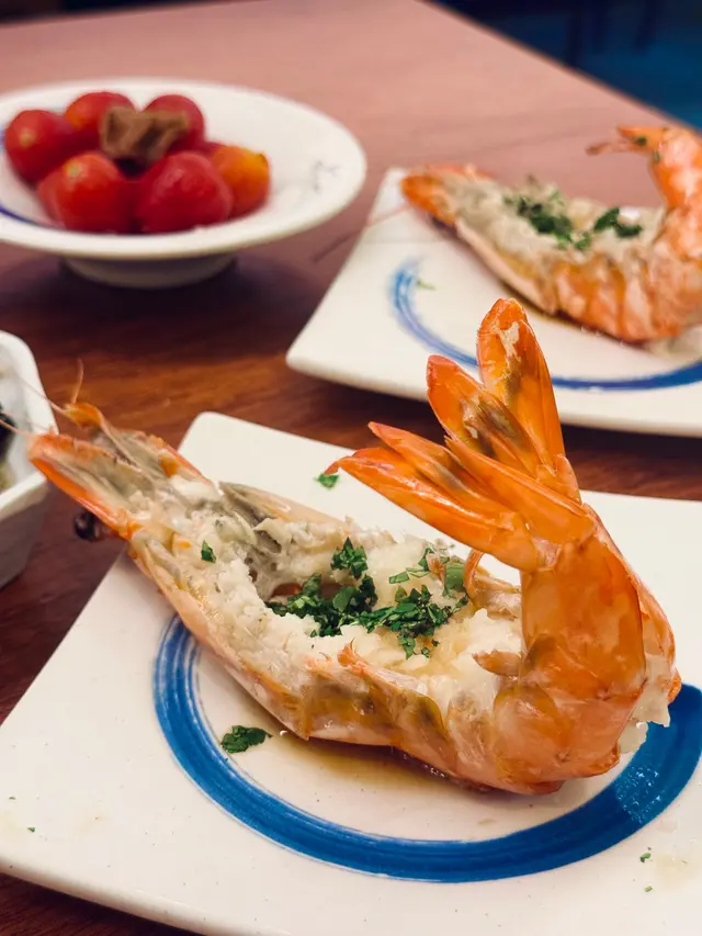 凡惠顧二人套餐，即送蒜蓉開邊蒸大蝦兩隻，大大隻，肉質彈牙又鮮甜。