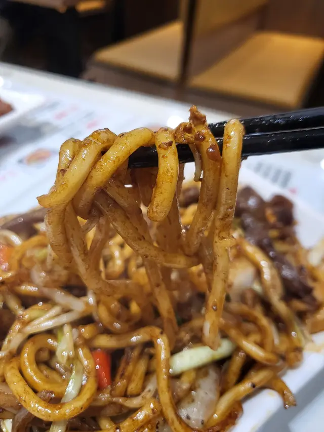 黑椒牛柳絲炒烏冬