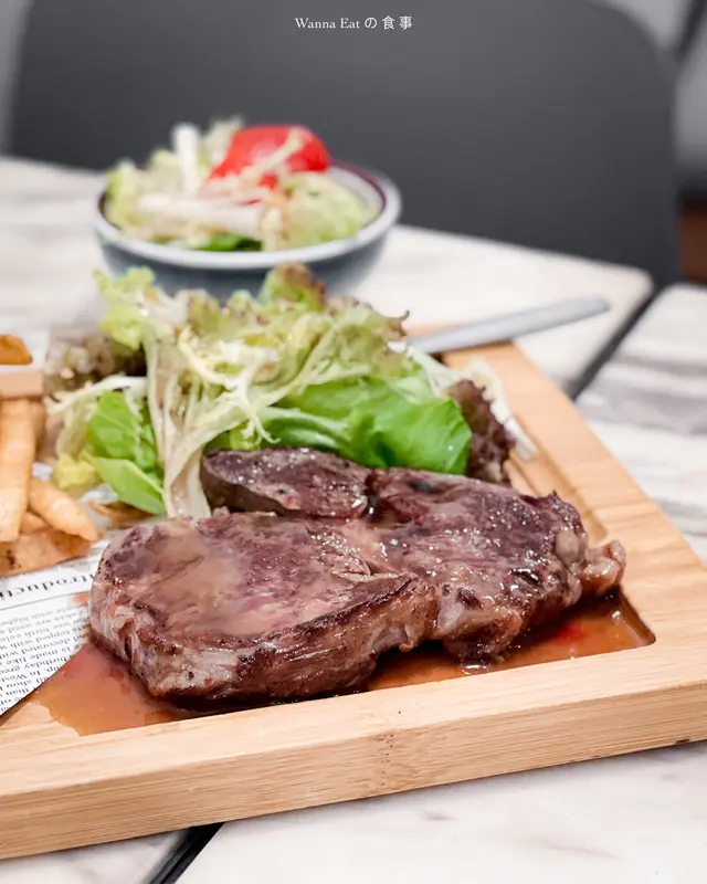 12oz 紐西蘭肉眼扒配沙律及薯條
加配餐湯$20
#肉眼扒
