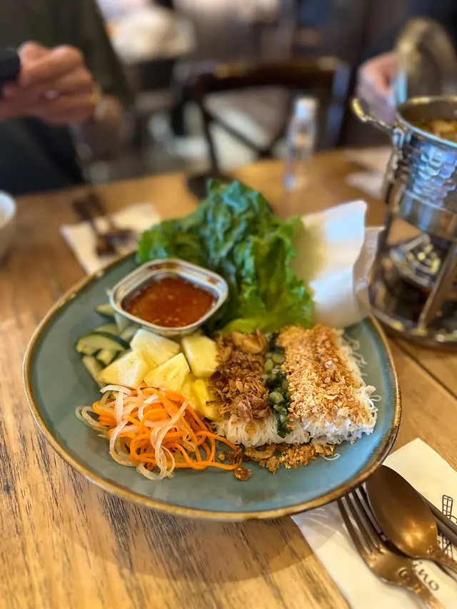 好有特色嘅菜式 自己將鍾意嘅餡料包入米紙 再點上酸酸甜甜既汁 不慣食完隻手會好污糟