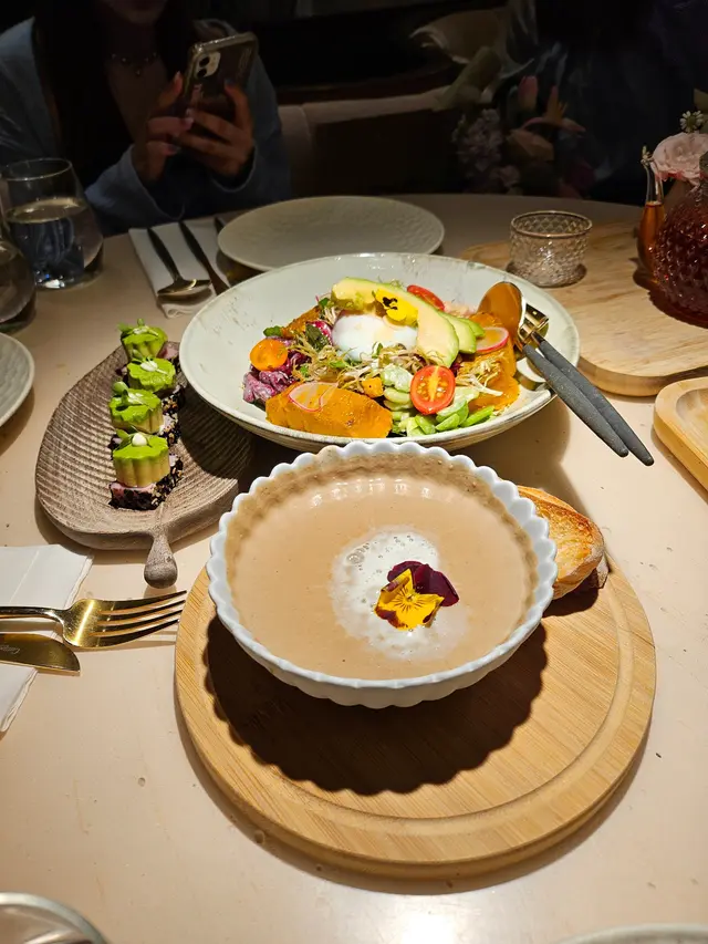 花廚特式蜂蜜烤南瓜沙律,輕煎金槍魚塔