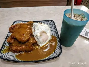咖喱豬扒漢堡蛋飯跟凍咖啡