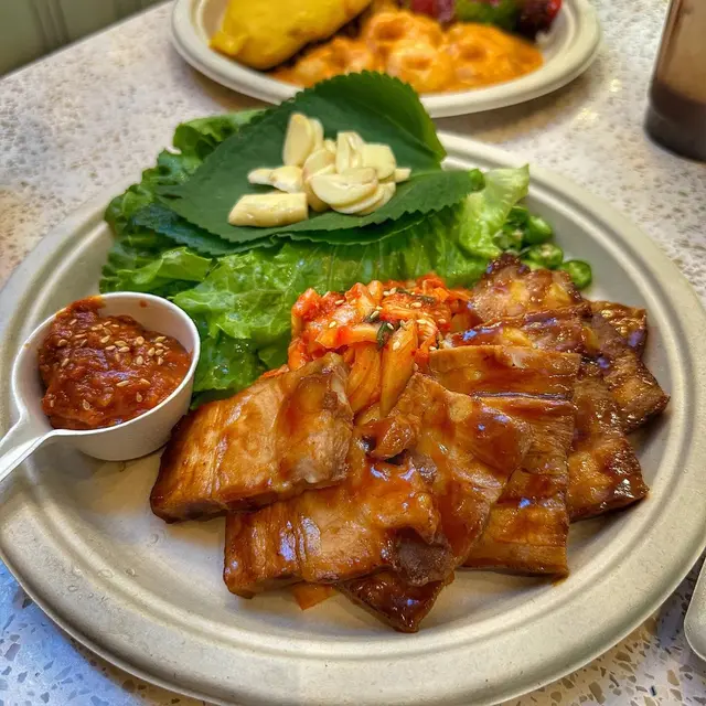 燒醬油黑毛豬白切肉配大醬生菜