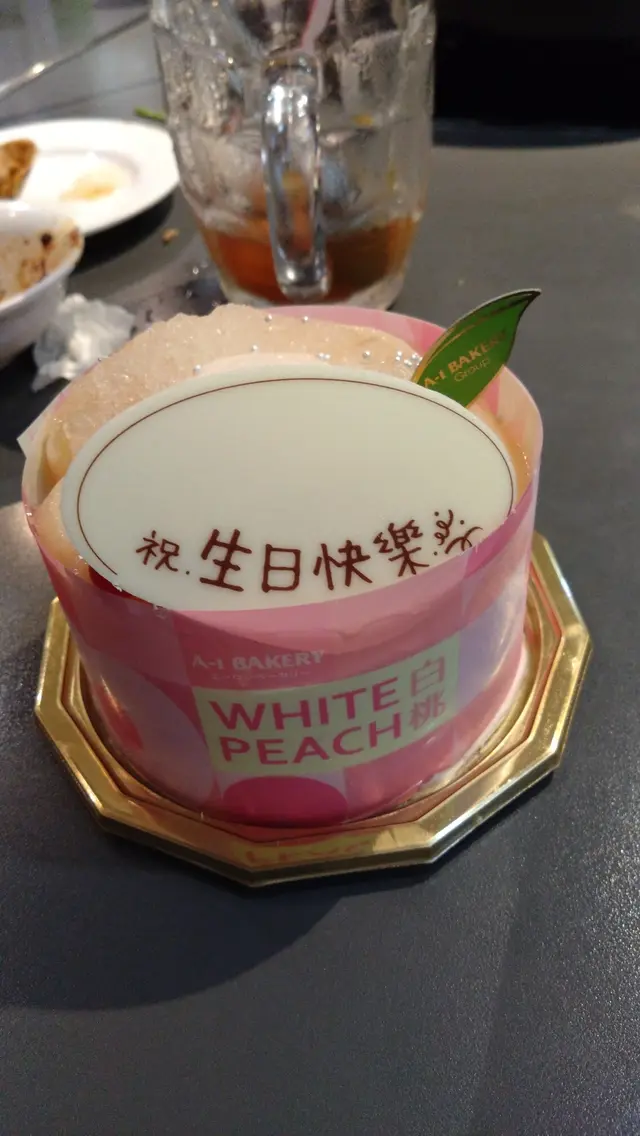 攪手朋友特意邀約 7、8、9月生日朋友出席！突然拿了個香甜白桃蛋糕出來