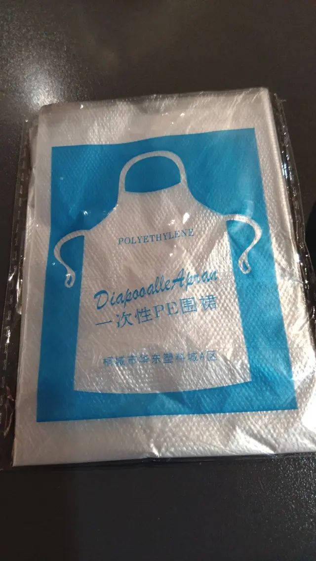 店方相當貼心，提供即棄圍裙給食客