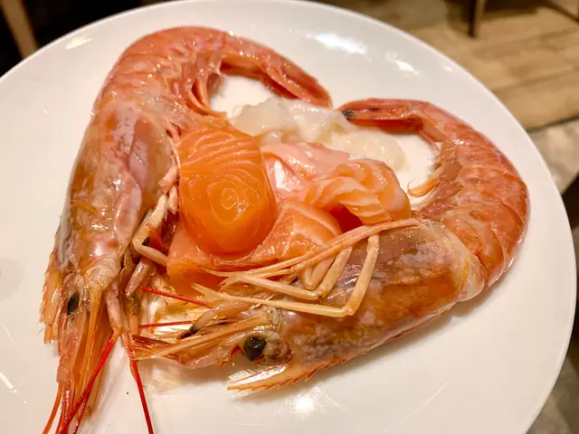 牡丹蝦超大隻，自行砌出心形浪漫一番！