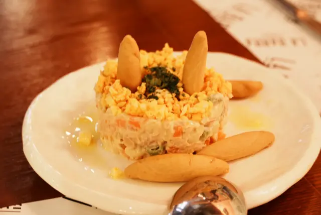 有薯仔、三色豆、吞拿魚，味道尚可。