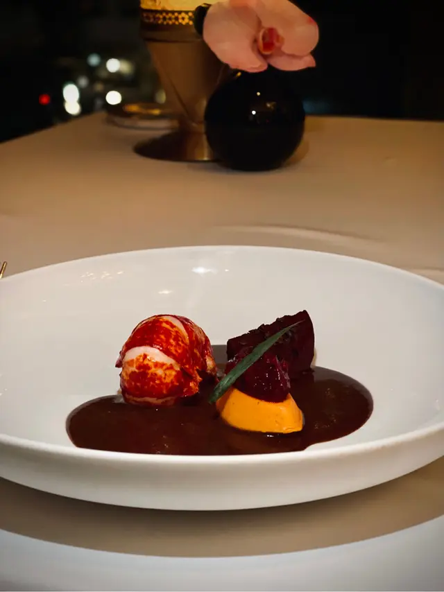 法國藍龍蝦伴紅菜頭及朱古力配紅菜頭汁