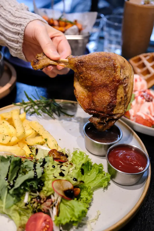 招牌慢煮鴨髀配法國紅酒汁