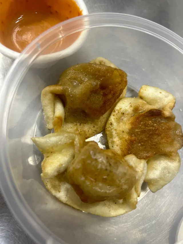 粟米豬肉餃

跟餐 10 $ 3隻 
餃子都好好味炸到金黃色