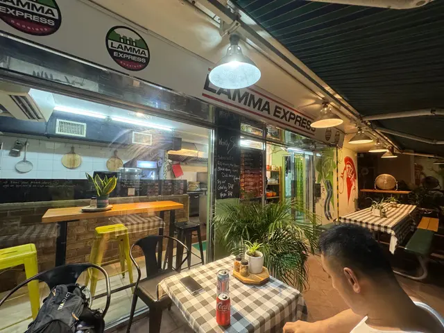 室內只有幾個位，￼像快餐，室外有幾張兩人字八人枱，
￼有風扇，不算太熱