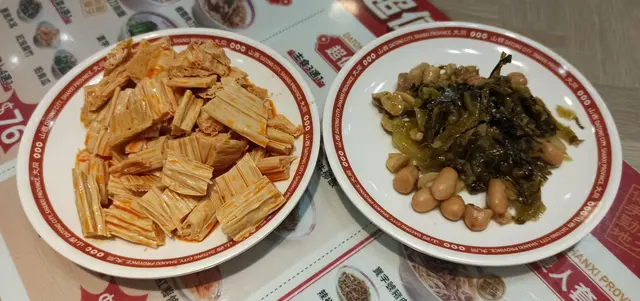 小食：紅油腐竹，梅菜花生