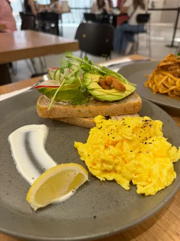 牛油果吐司配炒蛋