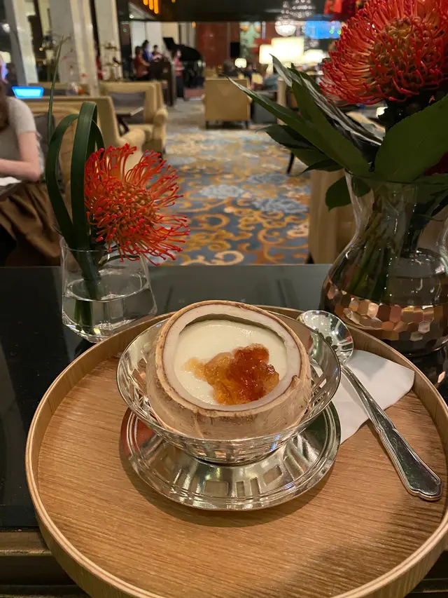 等咗25分鐘,要催先有,不過証明新鮮燉,睇落細,但食落都唔少,蛋白滑,但冇乜椰皇味,自己挖椰皇肉食,但隻匙係圓頭,要用力,桃膠冇乜味,但打卡靚 #椰皇 #燉椰皇 #桃膠 #蛋白 #燉蛋白