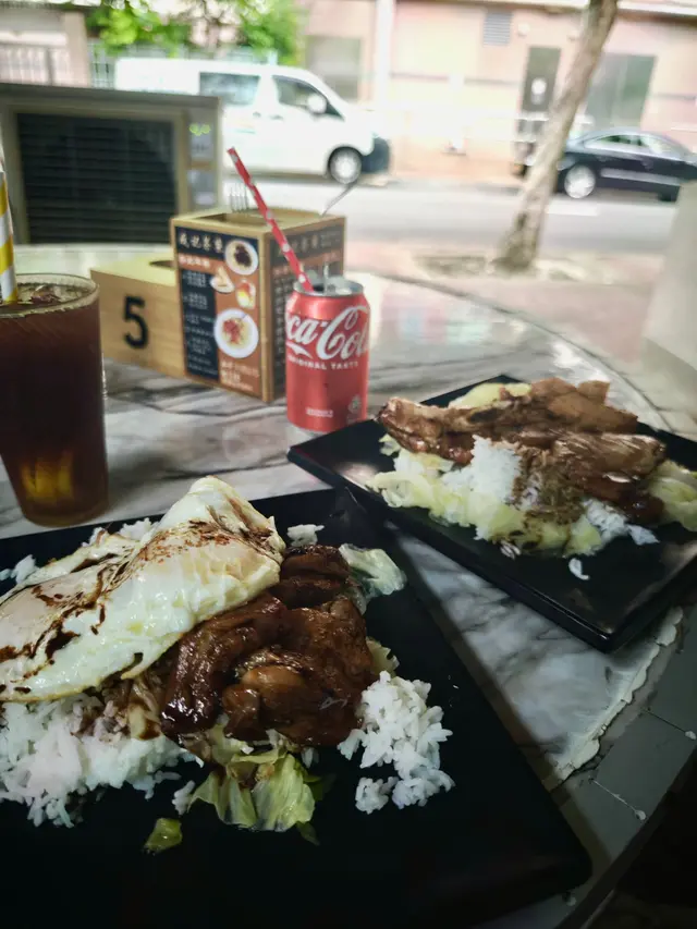 豬扒餐肉豉油汁飯