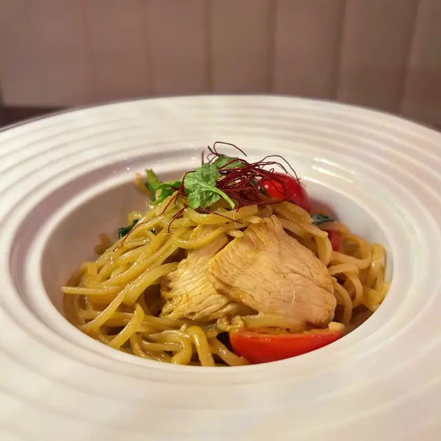 香辣低溫慢煮雞胸巴東汁扁意粉麵