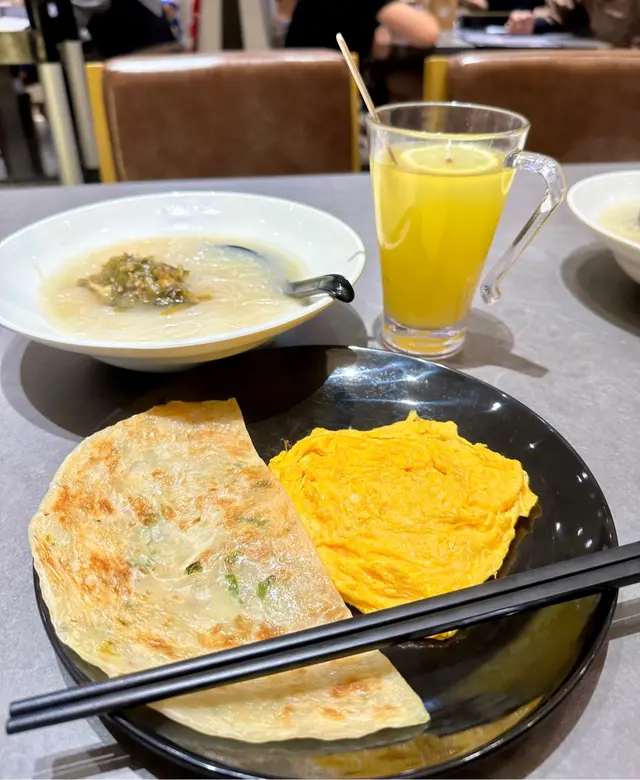 A8.  雪菜肉絲新竹米粉 拼 牛乳炒蛋(轉炒熟蛋).  台式蔥抓餅