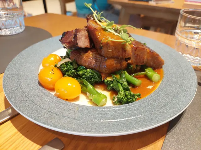 鹽焗醬油燒西班牙黑毛豬梅頭扒拌炒野菜