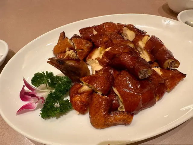 食過好多酒店嘅脆皮雞，都係收呢個價錢，￼如果收呢個價錢嚟講，呢隻雞就真係好普通，去普通酒樓都食到