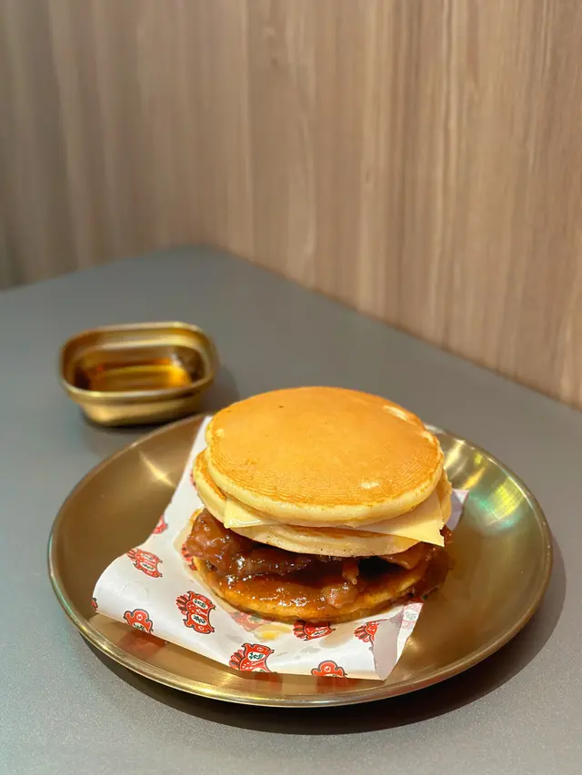 沙嗲牛肉芝士熱香餅漢堡