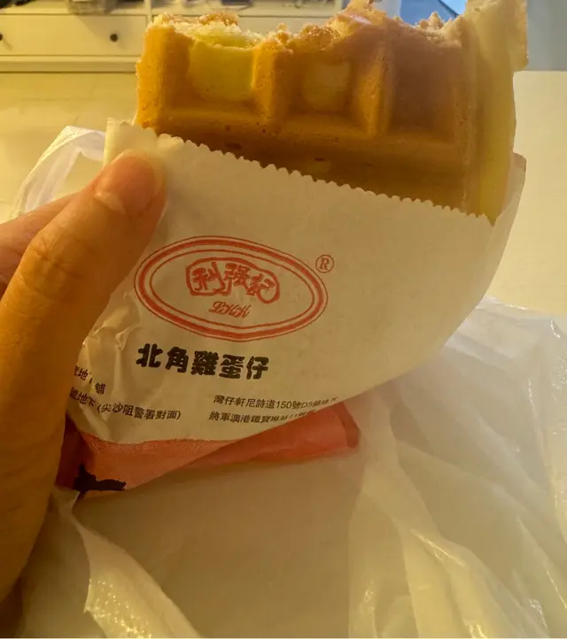 每次經過都很長龍,大部份都是遊客慕名以來,好想食但又唔想排!今天回家路上,見冇人排隊,於是買了一底格仔餅,這是我人生食過最難食的格仔餅🧇!首先,這底格仔餅不是現製的,所以只有微溫,再者非常厚實及硬,很難咬開,內𥚃醬料只有薄薄一層,真心$28一啲都唔平😭,一路食一路想講粗口🤬!有被騙的感覺,不吐不快😑