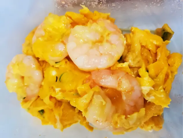 帶有蛋殼、蝦殼嘅蝦仁炒蛋￼