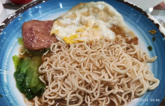 一眼便能看出這不是出前一丁。另外,荷包蛋居然是這個樣子的。