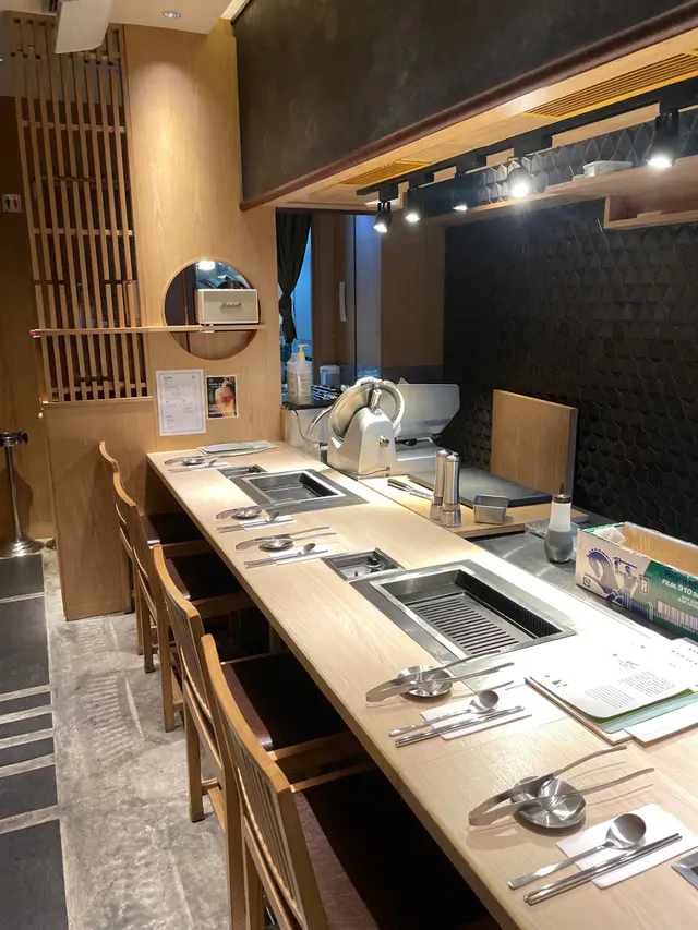 
最近上環新開左間燒肉店 午市套餐性價比好高 行完PMQ近近地不妨可以試試😋
-
🍴午市燒肉套餐 自選combo HKD158

🥩可以自選兩款肉 🧜🏻‍♀️同朋友share 食啲餐就食左3款肉 包括薄切鹽燒牛舌 澳洲精選和牛(+HKD28) 美國黑安格斯牛肉(+HKD28)😛牛舌厚薄適中夠爽口 澳洲和牛偏瘦但唔會好韌 而安格斯牛肉肉質鮮嫩牛香味重 🧜🏻‍♀️最推薦❗️

🥩另外仲配有白米飯 時蔬拼盤 石狩西京魚湯 雪糕👅 不得不提魚湯配料豐富 食到啖啖蜆肉👀一個餐有齊咁多野真係豐富又抵食☺️
