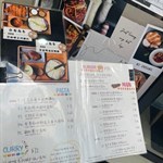 約左朋友去旺角搵食-經過這間cafe 都多人排隊所以入去試試😉當時係lunch time 都有好多lunch set 揀👍每個餐都有餐湯送-黑松露蘑菇湯 🎉夠creamy 好飲。最緊要夠熱。我哋仲揀左卡邦尼意粉， beef burger and chip , 同埋威靈頓牛扒  ，碟碟熱辣辣薯條又好味。冇諗過cafe 都有威靈頓扒嘅菜式仲要係好juicy😋 價錢仲唔貴冇加一 是不錯的選擇⋯⋯