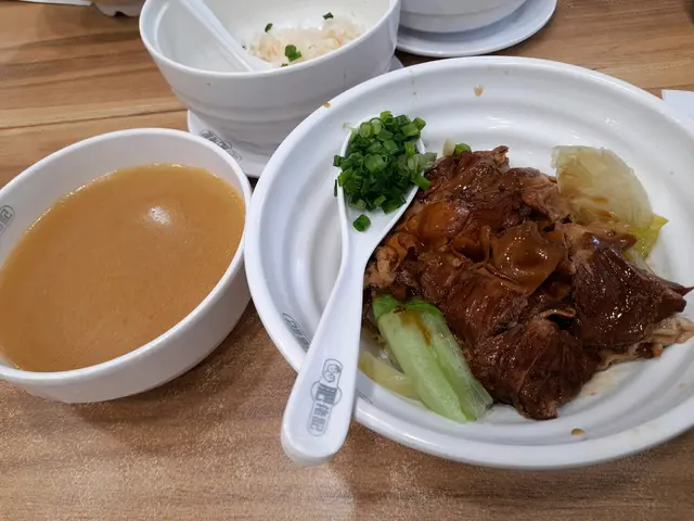 紅燒蝴蝶腩，生菜同昆布牛骨湯