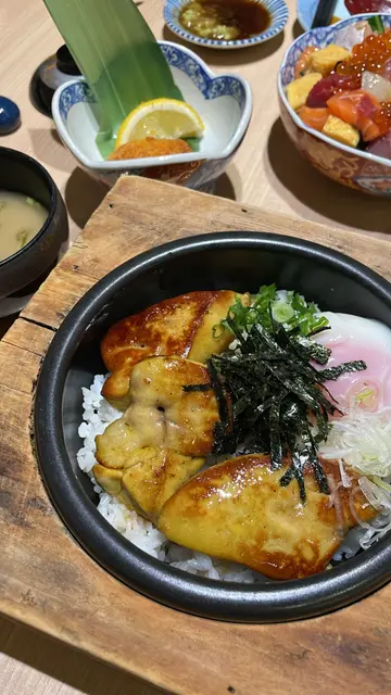 香煎鹅肝配温泉蛋丼